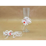 Украса за чаши в бяло с червено цвете